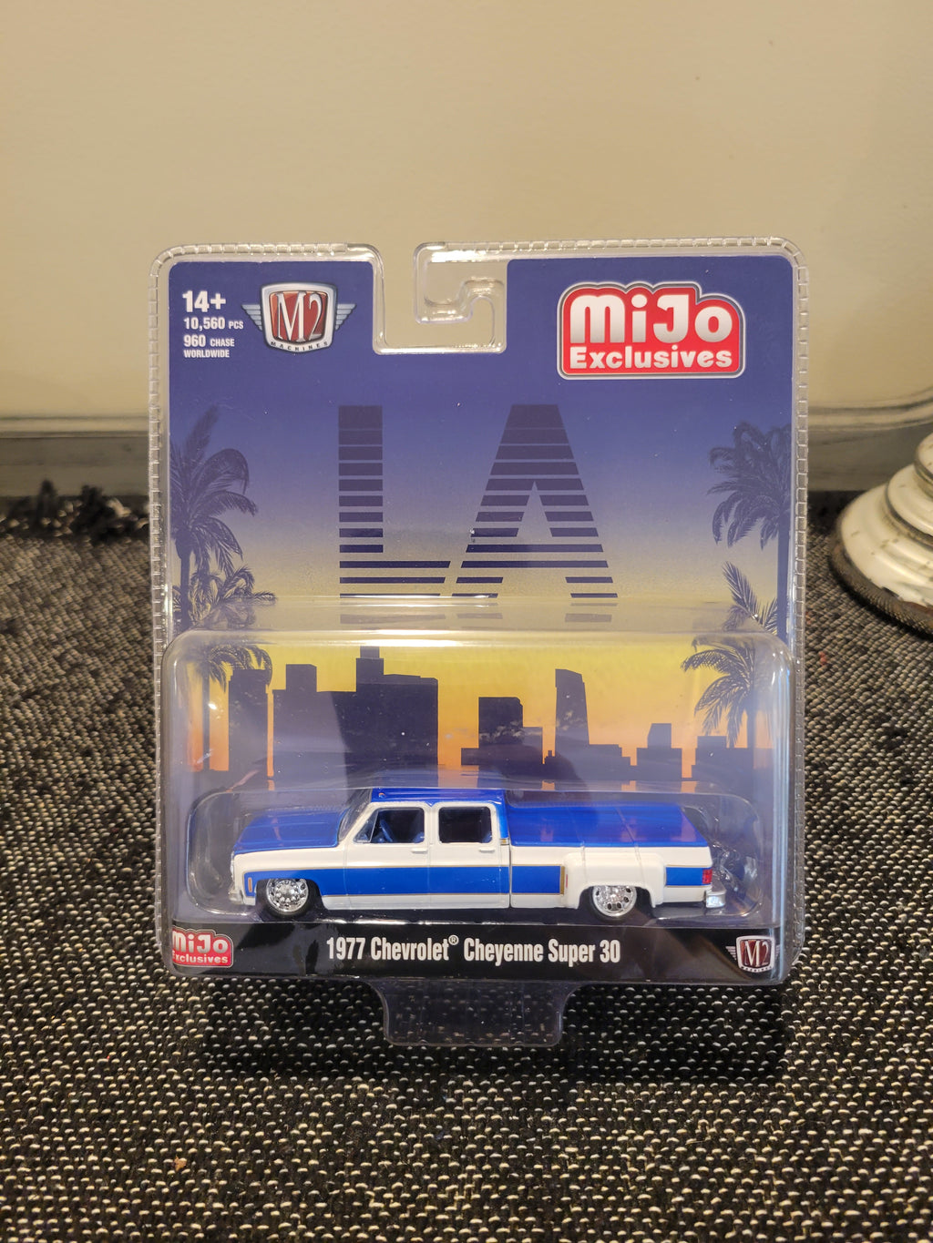 M2 Machines 1977 Chevrolet Cheyenne Super 30 LA Dually Lowrider