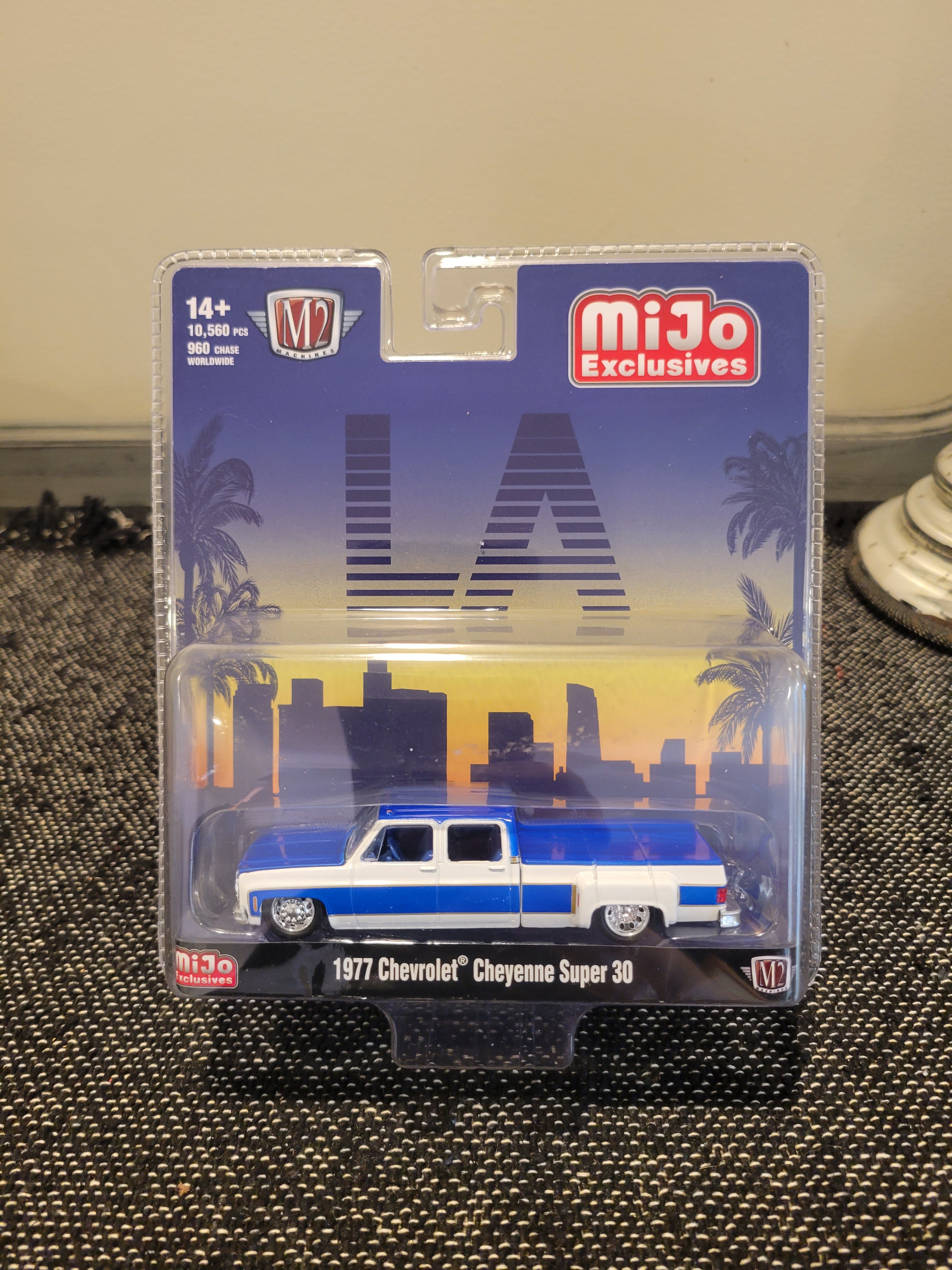 M2 Machines 1977 Chevrolet Cheyenne Super 30 LA Dually Lowrider