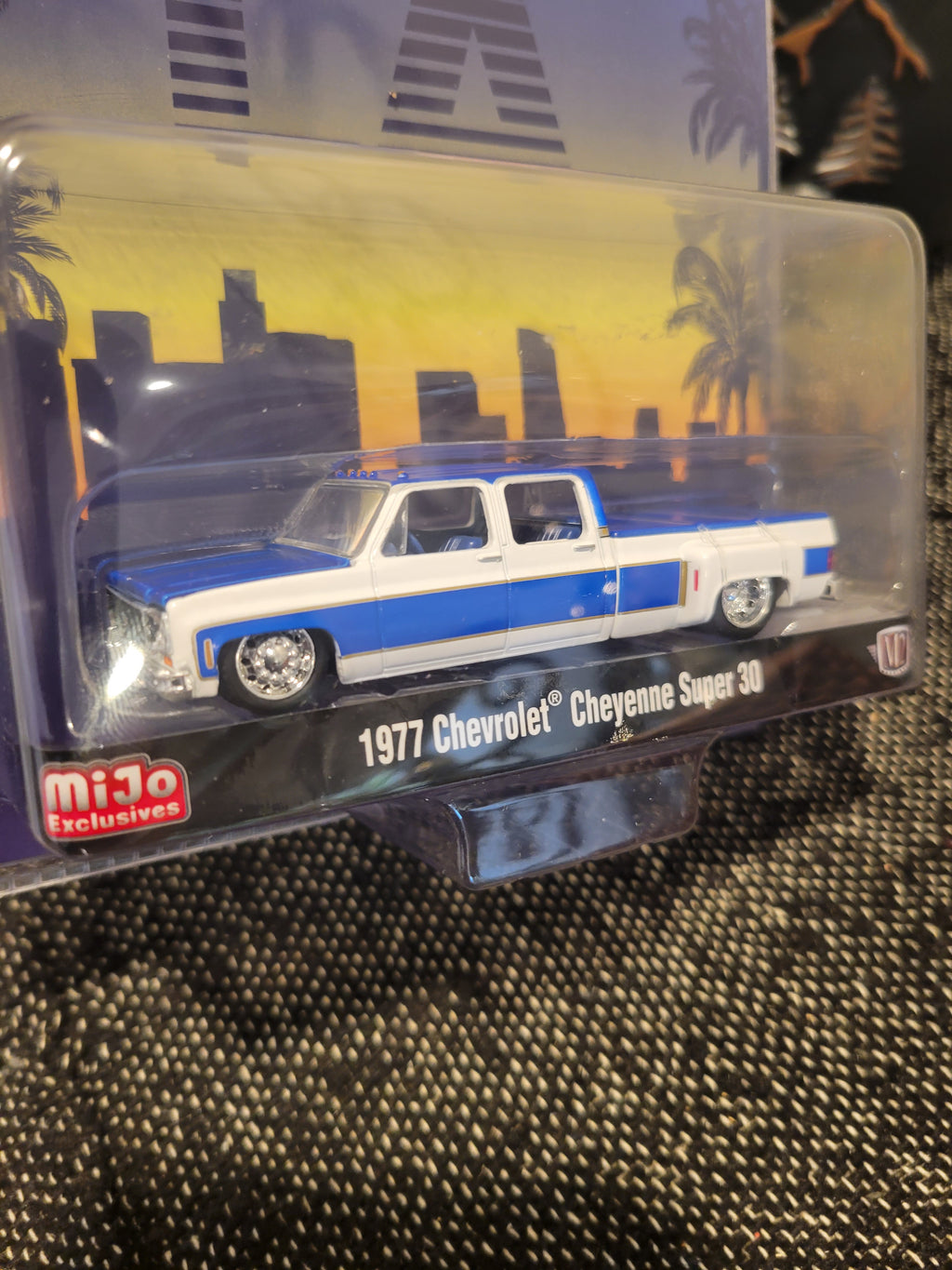 M2 Machines 1977 Chevrolet Cheyenne Super 30 LA Dually Lowrider