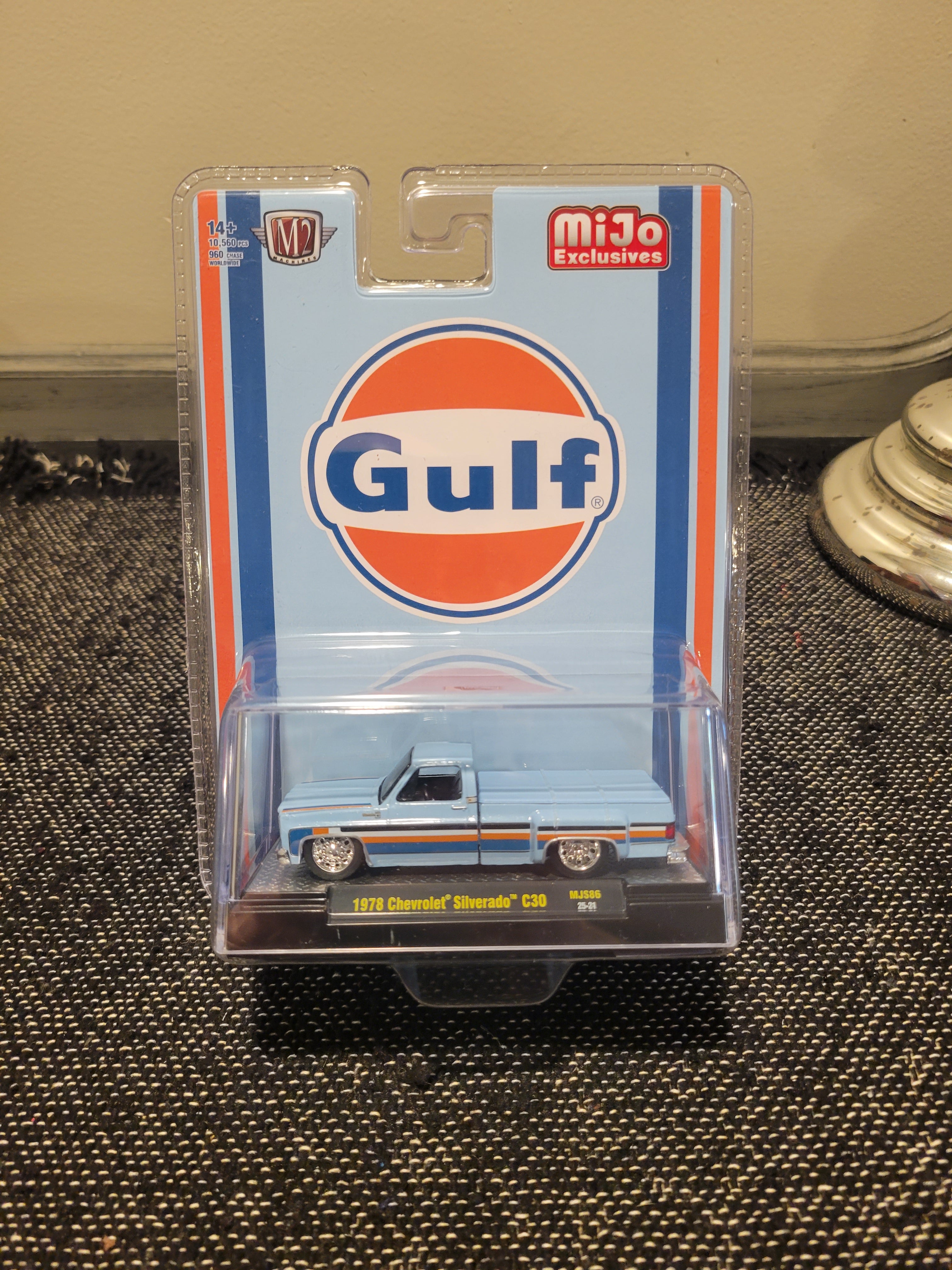 M2 Machines 1978 Chevrolet Silverado C30 Dually Lowrider Gulf Exclusive