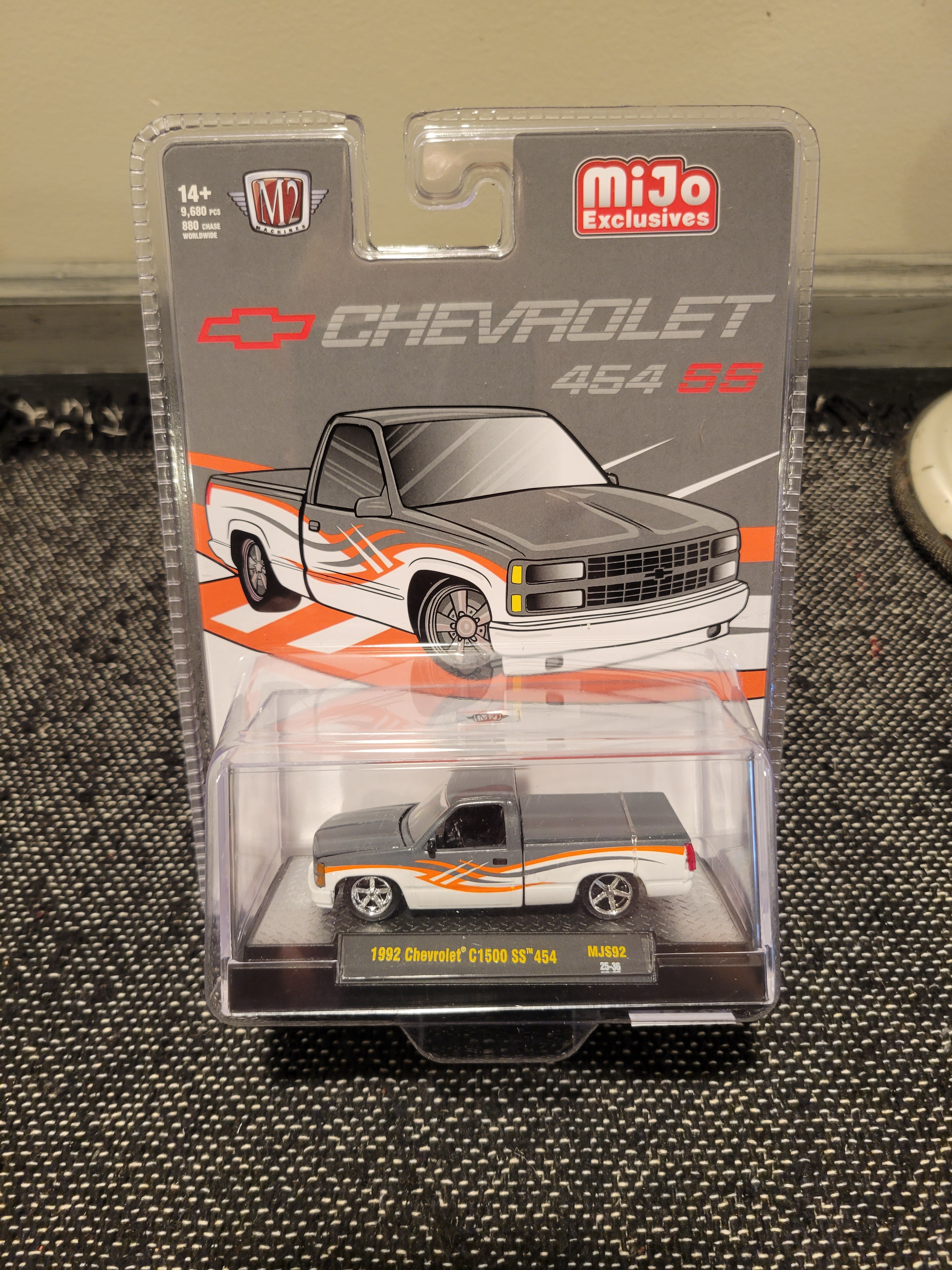 M2 Machines 1992 Chevrolet C1500 SS 454 Exclusive