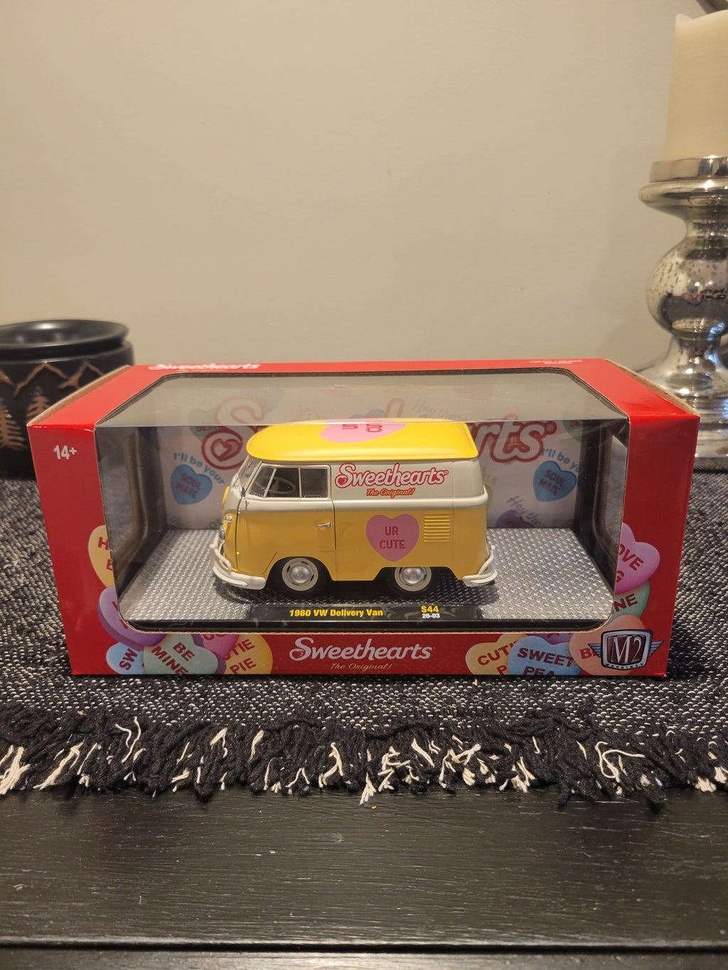 M2 1:24 Scale 1960 VW Delivery Van Sweethearts