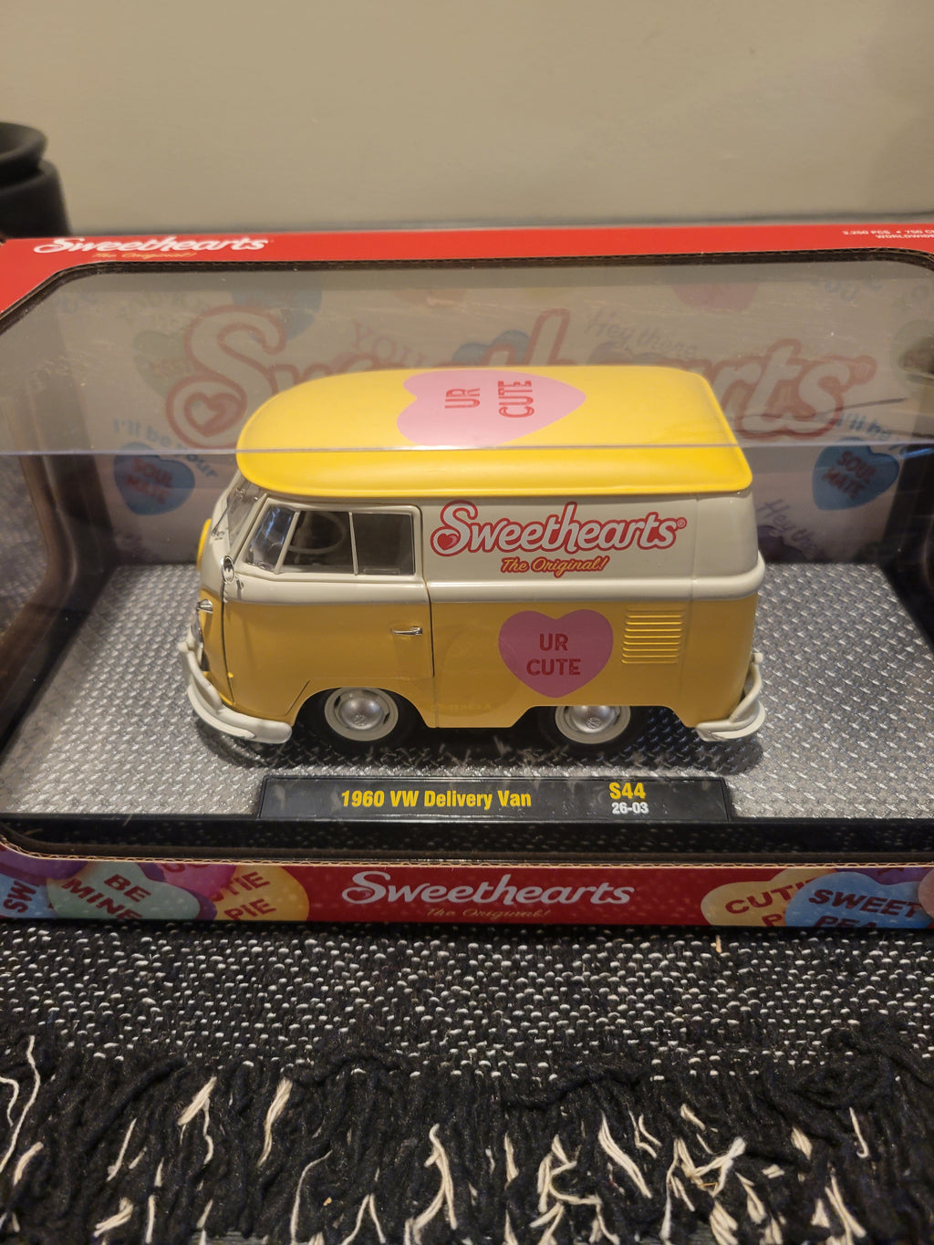 M2 1:24 Scale 1960 VW Delivery Van Sweethearts