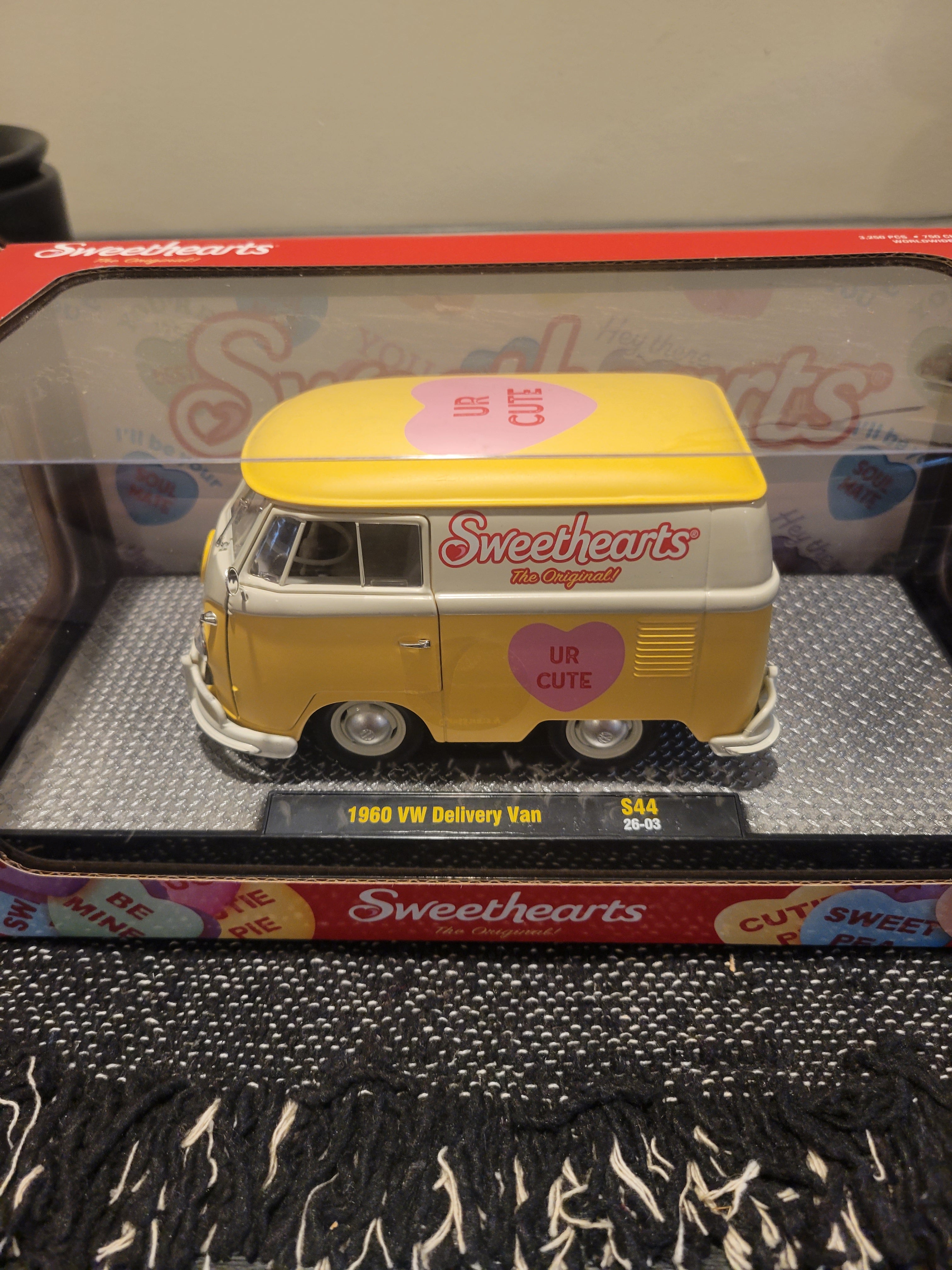 M2 1:24 Scale 1960 VW Delivery Van Sweethearts