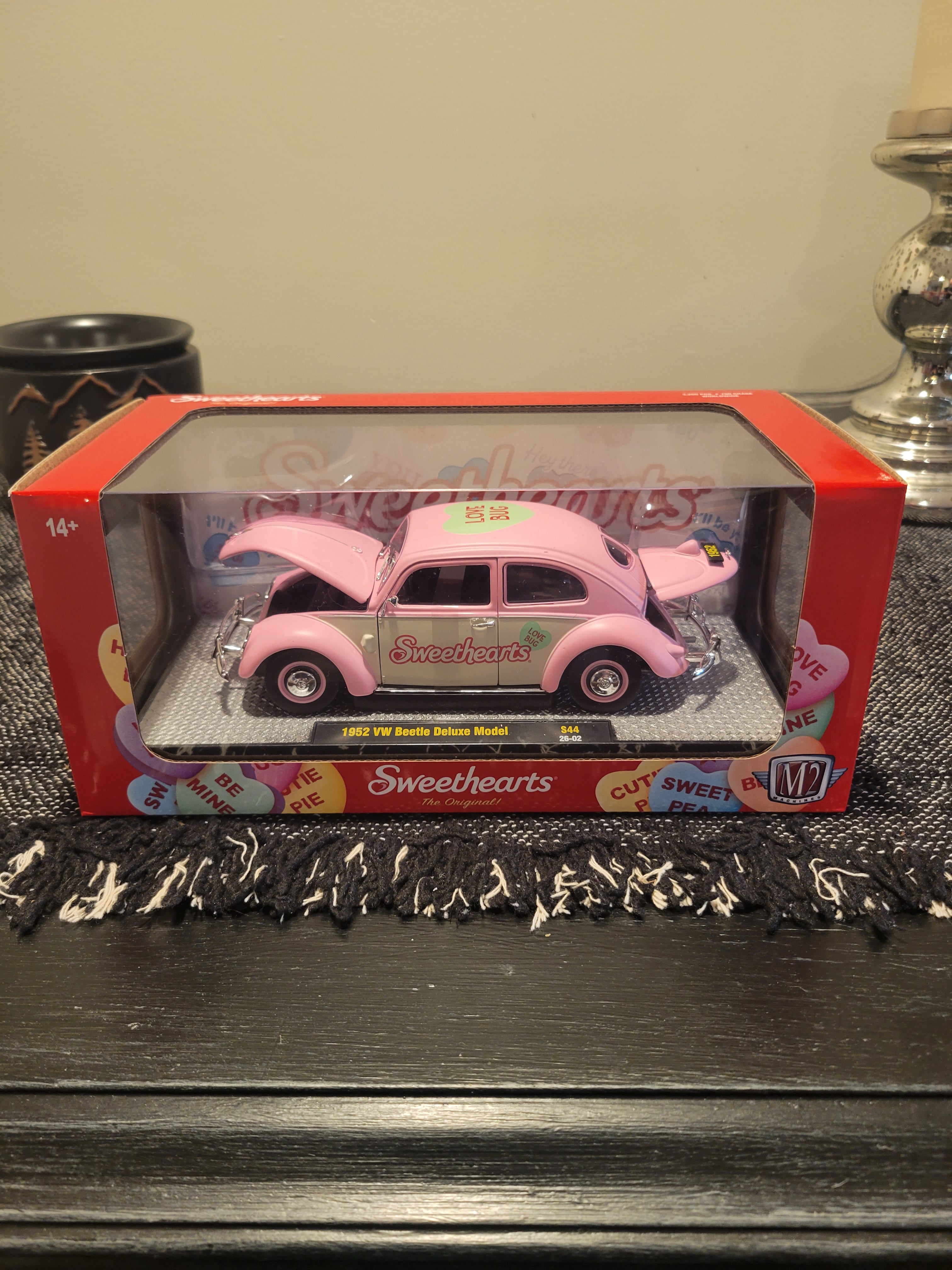 M2 1:24 Scale 1952 VW Beetle Deluxe Sweethearts