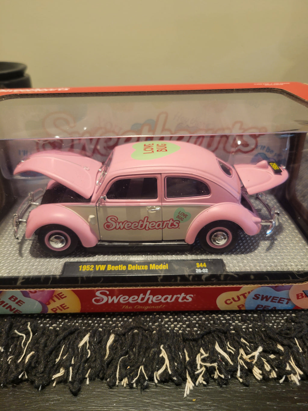 M2 1:24 Scale 1952 VW Beetle Deluxe Sweethearts