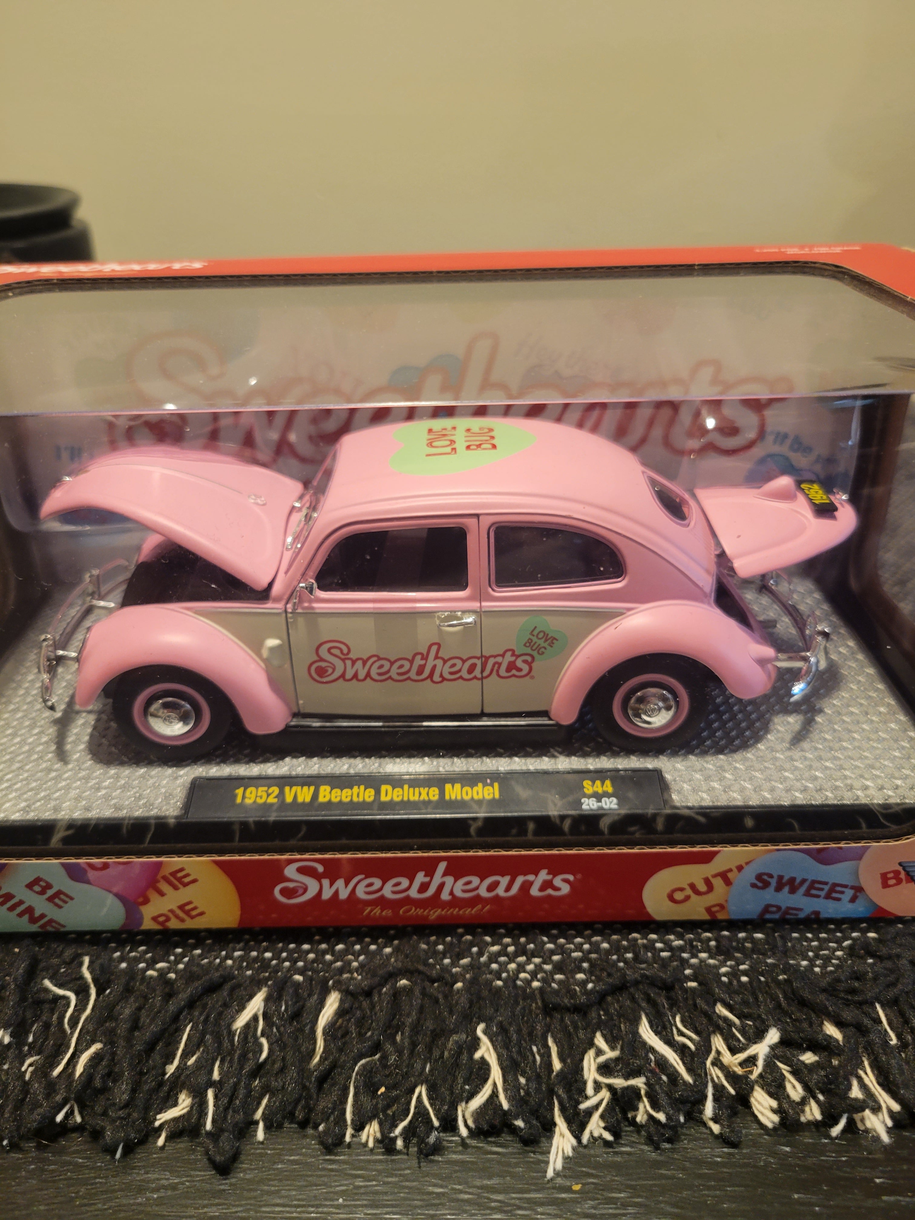 M2 1:24 Scale 1952 VW Beetle Deluxe Sweethearts